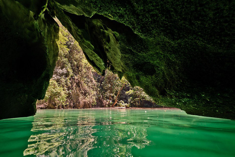 Emerald lake. laguna, jeskyně, smaragdová voda, pláž, koupání