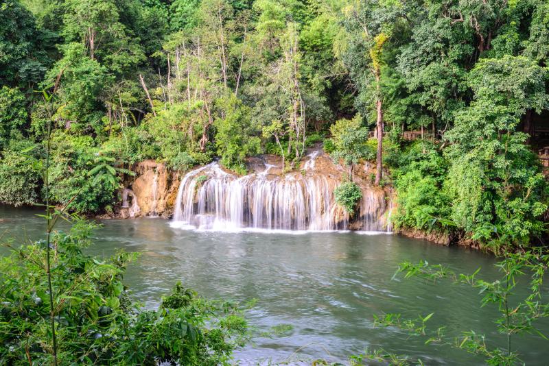vodopády, národní park Sai Yok, vápencové skály, horský tok